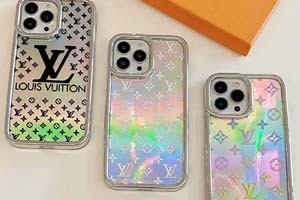 このこのiPhone15/15Plus/14保護ケースは、ユーザーに新鮮で軽い感触を与え、携帯電話をより個性的でユニークに見せるように設計されています。 携帯電話を保護するだけでなく、LV ブランドの高級感と品質を証明します。ケースは、ユーザーに新鮮で軽量な感触を与えるように設計されており、携帯電話の外観をより個性的でユニークなものにしています。 携帯電話を保護するだけでなく、LV ブランドの高級感と品質を証明します。