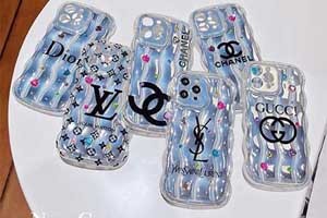 この Gucci iPhone のスマホケースは、ブランドの豪華さとファッションを融合させています。その精緻な工芸で作られており、優れた素材を採用しています。スマホに良い保護を提供するだけでなく、独特の品味も示しています。その標識的なデザイン要素は、ブランドの古典的なスタイルを示しており、瞬く間に皆の注目の的となります。日常の裝いや重要な場面に関係なく、このスマホケースはあなたのファッションスタイルの完璧な飾りになります。