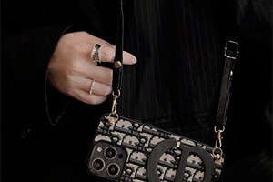 親愛なる、このゴールデンウィーク、私はあなたに特別な贈り物を送りたいです。それは Dior ブランドの iPhone のケースです。これはあなたの愛機を保護する実用的なアクセサリーだけでなく、私の深い愛情を表すユニークな贈り物でもあります。Dior のデザインはずっとエレガントで、ローブなことで有名です。このケースはブランドのクラシックな要素と現代のテクノロジーを完璧に融合して、あなたのスマートフォンもユニークな個性を示すことができます