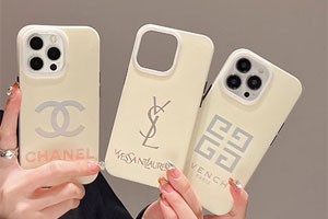 新商品発売!YSL の高品質な iPhone 16/15/14 スマホケースは、あなたの大切なデバイスに全方位的な保護を提供します。高品質な素材を採用し、卓越した技術と組み合わせて、私たちのスマホケースは外観がおしゃれであるだけでなく、耐久性も兼ね備えています。ユニークなデザインで、スマホに完璧にフィットし、使用時に快適さを感じられます。すべての細部が丁寧に磨かれ、極上の使用体験をもたらします。YSL を選ぶと、品質とセンスの完璧な組み