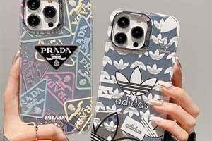 バレンタインデー 520、Prada iPhone 16は、間違いなく深い告白の一番の選択肢です!買い一つで一つおまけ、二倍の愛情、二倍のサプライズ!ファッションの魅力は誰にも止められず、斜め掛けデザインでもシリコン素材でも、独特の趣味を十分に表しています。様々なスタイルから選べ、必ず彼女の心を動かすものがあります。Prada iPhone16/15.14 全機種に対応し、それはただのスマホではなく、感情の伝達であり、愛の誓いでもありま