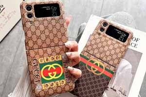 日本の御田植祭は、田んぼの宴であり、植え付けの賛歌です。今、私たちはこの古い伝統をモダンなテクノロジーに取り入れ、Galaxy Z Flip スマホケースの独特な魅力を呈しています。植え付けの美しさは、手の中にすべてあり、このスマホケースは、精巧な工芸で、田んぼの生気と活力を再現しています。毎回のフリップは、まるで古い農耕文化に敬意を表しているようで、あなたのスマホを、ファッションの担い手にし、日本の御田植祭の深い素養を受け継いでいます