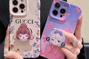 世界海洋日は極めて重要で、それは世界が海洋の健康に共同で注目するシンボルであり、人類の青い故郷を守る意識を呼び起こす重要な瞬間でもあります。この特別な日に、Gucci がリリースした新しい iPhone スマホケースは、その独特な海洋要素のデザインによって、海洋生態への深い敬意を表しています。このスマホケースは単なるファッションアイテムではなく、海洋保護への力強い呼びかけでもあり、私たちにこの青い宝を大切にし、地球の未来を共に守るように