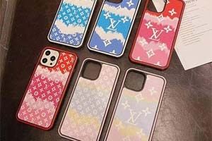 父の日が間もなくやって来ます。父への深い尊敬と感謝の気持ちを表現するために、LV ブランドの iPhone 16/15/14/12 用スマホケースをプレゼントとして選ぶのは、間違いなく最も完璧な選択です。これは単なるスマホケースではなく、私たちの父への尽きない愛情の象徴です。父のスマホを損傷から守るだけでなく、父が毎回スマホを手に取るたびに、私たちの深い愛情と付き添いを感じることができます。愛を、常に伴わせましょう!