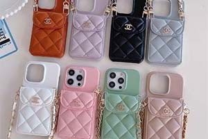 Chanel iphone 16/15/14手机壳与紫阳花的邂逅,不仅是时尚与自然的完美融合,更是品味与生活的双重提升。赏花攻略?简单至极!选择阳光明媚的日子,穿上轻便的衣裳,携带Chanel手机壳作为点缀,漫步在紫阳花海中,感受那份独有的宁静与美丽。如此赏花,定能留下难忘的记忆。