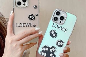 米国のジュンテン(六月節)で発表されたファッション流行ランキングの中で、Loewe ブランドの iPhone 16スマホケースが人気第一位に輝きました!そのデザインは独特で、品質も抜群で、16/15/14Plus であれ、13 Pro/12 であれ、完璧にマッチし、個人的な趣向を表現できます。Loewe を選ぶことは、ファッションと実用性の完璧な結合を選ぶことで、あなたのスマホに独特の魅力を放ち、ストリートの焦点になります!