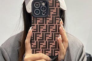 「世界船員の日、私たちは勇敢な航海者たちに敬意を表します!人気ブランドのフェンディは最新の iPhone 16/15/14/13 のスマホケースと手を携え、航海者たちのためにカスタムメイドされました!ファッションなデザイン、丈夫で耐久性があり、独特な素材で海上の多変な環境に容易に対応できます。あなたの愛機を守るだけでなく、航海者の非凡なセンスも際立たせます。フェンディ、あなたの海上のパートナー、あなたと一緒に星と海を征服します!」