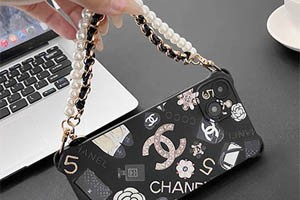 七夕の佳節に、私は心を込めて彼女のために特別なプレゼント、Aape iPhone のスマホケースを用意しました。そのデザインは個性的で、ファッショントレンドの要素と精巧な工芸が完璧に融合しています。私は彼女が受け取った時の驚きと喜びの笑顔を想像しています。このプレゼントが常に彼女のそばにあり、私の彼女への愛のように、思いやりがあり永遠であることを期待しています。