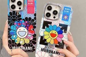 シルバーバレンタイン必見:日本のブランド「ミュウミュウ(Miu Miu)」と「ムラカミサンフラワー(Murakami Sunflower)」は、全機種対応のiPhone用の新しいスマホケースを発売しました。これらのスマホケースはシルバーをテーマにし、デザインが精巧でユニークです。 「ミュウミュウ」のスマホケースは高品質で耐摩耗性、耐落下性の素材を使用し、ファッションとラグジュアリーの要素を融合し、典雅なスタイルを表現しています。「ムラカ
