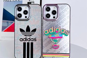 日本の博多山笠祭りでは、特別なアディダスのiPhone 16/15/14/13用ケースが多数発売されています!このデザインはカップルたちに大変人気があります。ケースはおしゃれなアディダスのデザインで、博多山笠祭りの独特な魅力を表現しています。あなたのiPhoneを保護するだけでなく、この伝統的な祭りへの愛情もアピールできます。このケースはカップルにとって理想的な選択肢です!