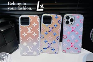 日本の夏の独特な魅力を感じて、ファッションが更にアップグレード!ルイ・ヴィトンの新シリーズiPhone用ケースが重厚にリリースされました。これは日本の夏の要素をデザインに取り入れ、別様の风情を表現しています。精巧な工芸とファッションスタイルが相まって、あなたの携帯電話に独特な魅力の外衣をまとわせ、トレンドの新たな風潮をリードします。