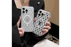 このクリスマスシーズン、韓国では多くの新しいLV iPhone 16/15/14シリーズのスマートフォンケースが登場し、斬新でユニークなデザインが特徴で、価格も手頃です。これらのスマートフォンケースは、携帯電話を保護するだけでなく、LVブランドのファッション魅力も引き立て、あなたの携帯電話にエレガンスを加えます。LVの象徴的なデザイン要素や高品質な素材は、LVの卓越した工芸を体現しています。この特別な休日には、LVのファッション魅力を楽