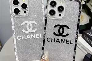 2025年 女の子の日ギフトガイド | 高級スマホケース: おしゃれで贅沢 ひな祭りのそよ風が吹いたら、小さなお姫様のために、上品で温かみのあるギフト、たとえば素敵な iPhone ケースを選んでみてはいかがでしょうか。高級品の世界では、携帯電話ケースは保護機能を超えて、愛を伝える手段となって久しい。