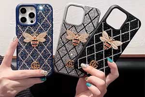 【女性の日のための心からの贈り物】春風十里はあなたに劣らず、美しいバラと新しいグッチiPhone16/15/14シリーズの携帯ケースをギフトボックスに入れ、赤と金色の高級な質感が優雅さを表現し、ライチの粒の牛革とダブルGの金属バックルがぶつかり合って、軽やかな贅沢なスタイルを作り出します。大切な携帯電話を保護する実用的な選択肢であるだけでなく、あなたのセンスを示すファッショナブルなアクセサリーでもあり、持つたびに特別なロマンスを伝えるこ