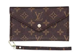 2025年に発売されたiPhone 16シリーズに対応した最新の携帯電話ケースは様々なブランドがあり、それぞれ特徴があります。 MagSafe シリコン モデルなどの Apple 公式携帯電話ケースは、55% がリサイクル シリコンで作られており、シルクのような手触りで、内側には携帯電話の内蔵磁石と正確に位置合わせできるマイクロファイバーの裏地が付いており、便利なワイヤレス充電が可能です。 Tulasの携帯電話ケースは品質が抜群です。C